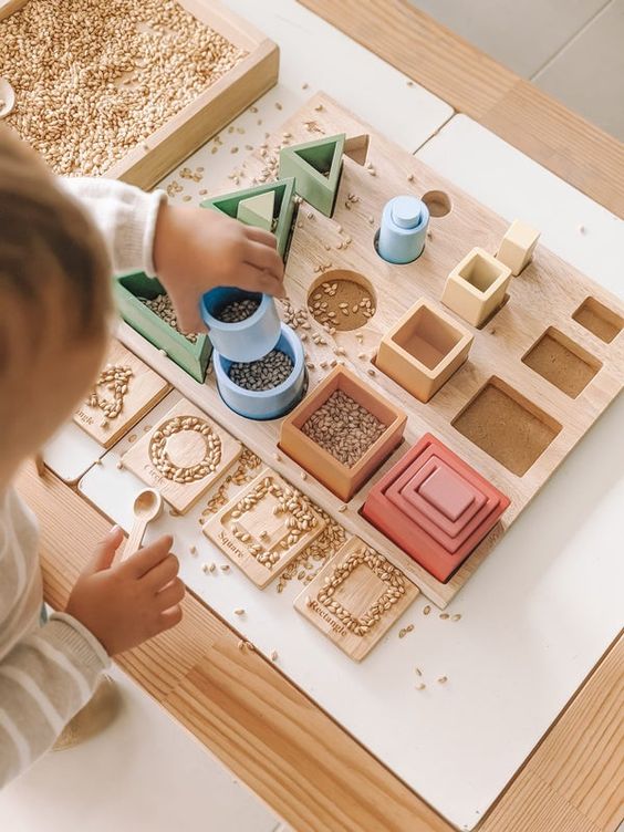 Montessori vs. Traditioneel Speelgoed: Een Vergelijking van Educatieve Benaderingen